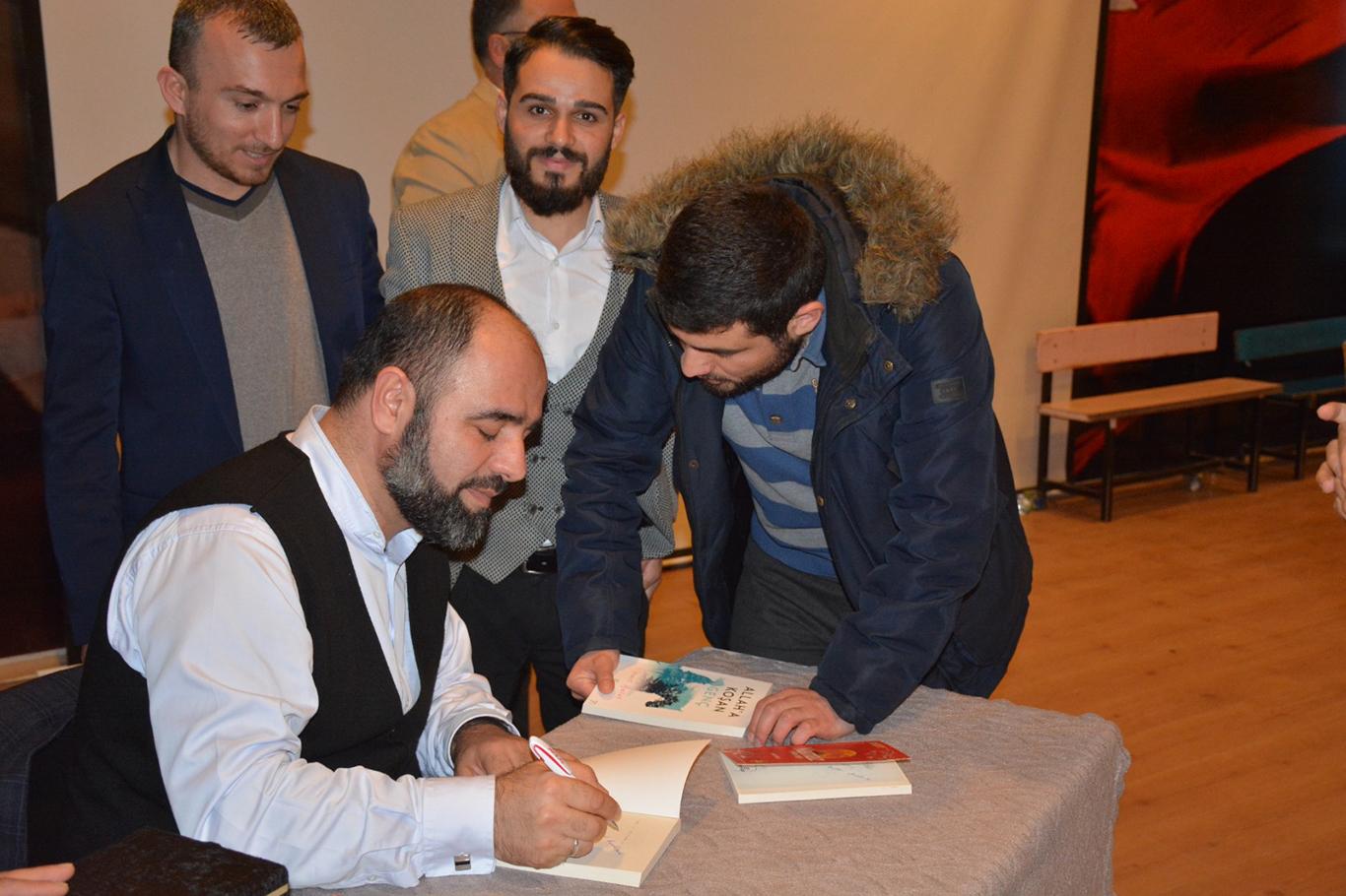 İlahiyatçı Ahmet Bulut: "Namaz, Allah ile bağlantı kurulacak en güzel ibadettir" İlahiyatçı Ahmet Bulut: "Namaz, Allah ile bağlantı kurulacak en güzel ibadettir"